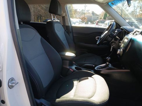 Used 2019 Kia Soul + image 17