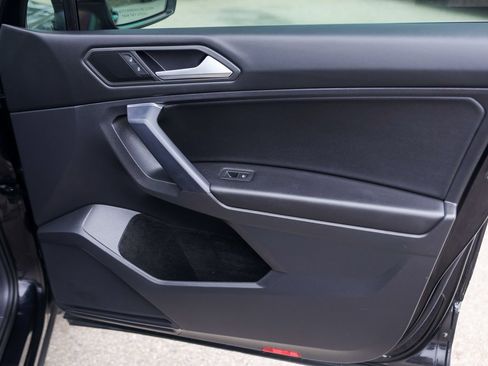 Used 2021 Volkswagen Tiguan SE w/ Panoramic Sunroof Package image 28