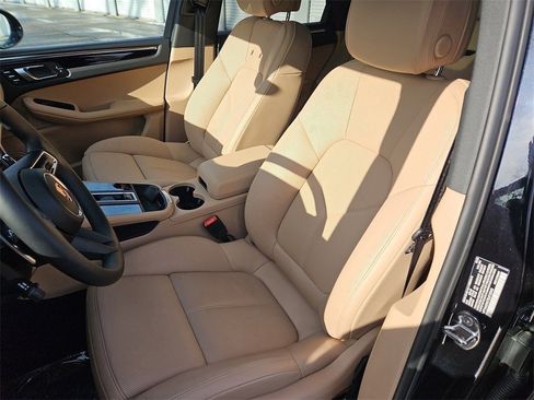Certified 2025 Porsche Macan image 5