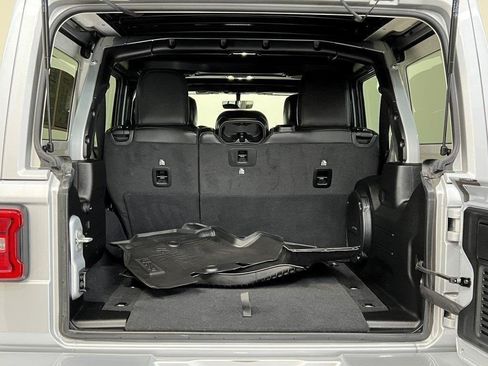 Used 2022 Jeep Wrangler Unlimited Sahara image 9