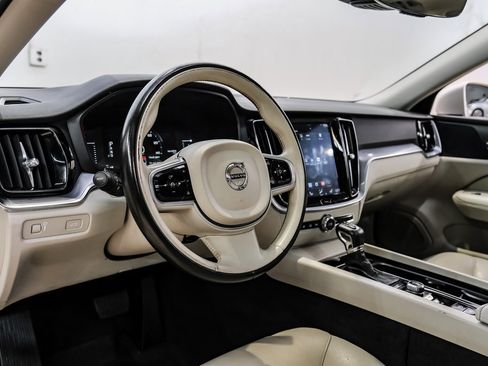 Used 2019 Volvo S60 T5 Momentum w/ Premium Package image 3