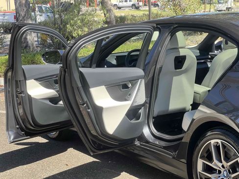 Used 2024 BMW i5 eDrive40i RWD image 76