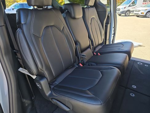 New 2026 Chrysler Pacifica Select image 11