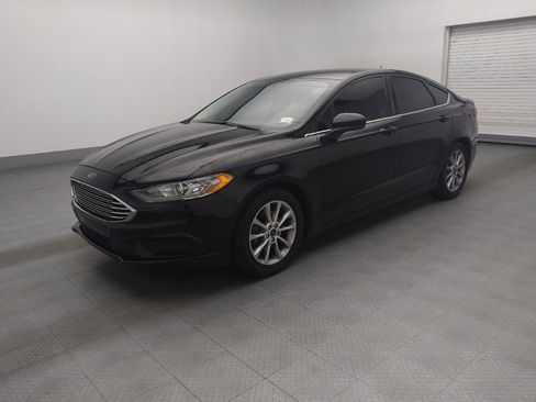 Used 2017 Ford Fusion SE w/ Fusion SE Technology Package image 2