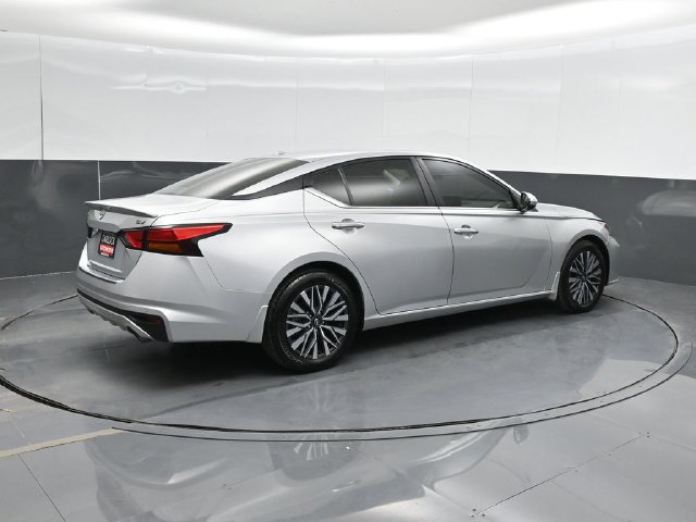 Used 2023 Nissan Altima 2.5 SV w/ SV Premium Package FWD image 3