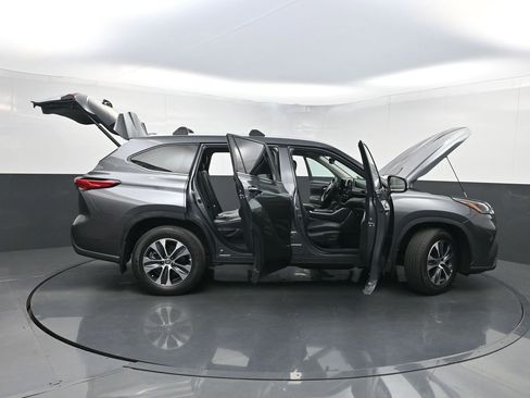 Used 2023 Toyota Highlander XLE AWD/4WD image 37