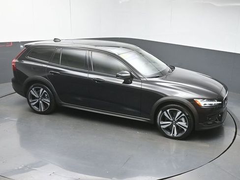 Used 2024 Volvo V60 B5 Cross Country Plus image 42