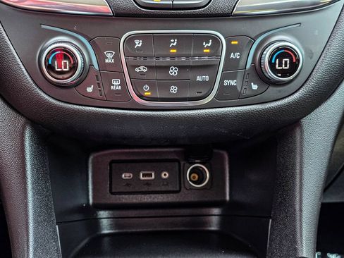 Used 2024 Chevrolet Equinox LT FWD image 19