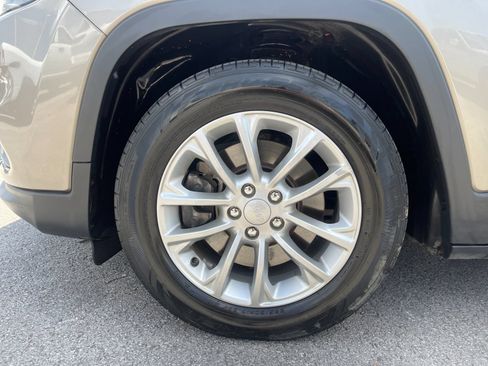 Used 2019 Jeep Cherokee Latitude Plus FWD image 31
