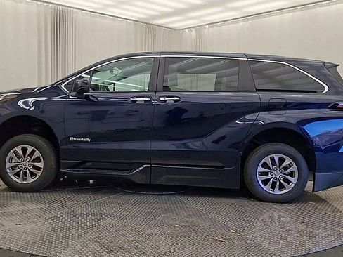 Used 2022 Toyota Sienna XLE image 5