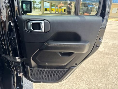 Used 2025 Jeep Wrangler Unlimited Sahara AWD/4WD image 16