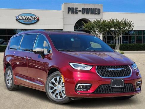 Used 2023 Chrysler Pacifica Pinnacle image 1