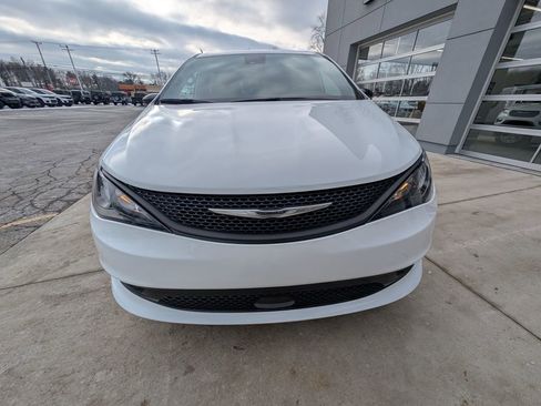 New 2026 Chrysler Voyager LX image 9