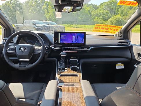 New 2026 Toyota Sienna Platinum AWD/4WD image 4