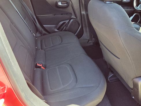 Used 2019 Jeep Renegade Latitude FWD image 10