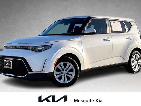 Certified 2024 Kia Soul LX image 1