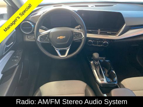 Used 2025 Chevrolet Trax LT w/ LT Convenience Package FWD image 5