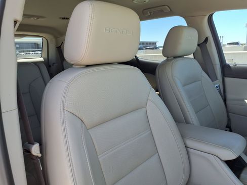 Used 2019 GMC Acadia Denali w/ Technology Package FWD image 12