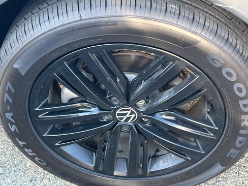 Used 2022 Volkswagen Tiguan SE R-Line FWD image 10