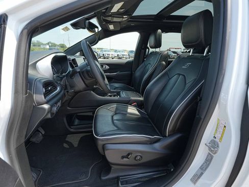 Used 2025 Chrysler Pacifica Limited FWD image 17