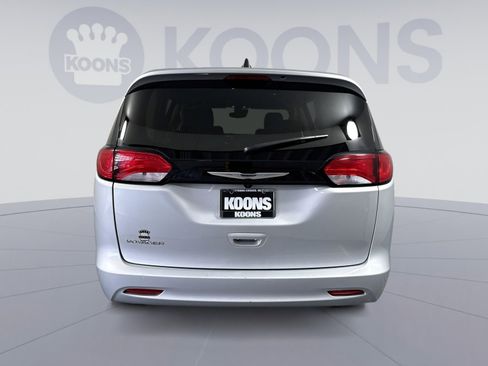 Used 2024 Chrysler Voyager LX FWD image 5