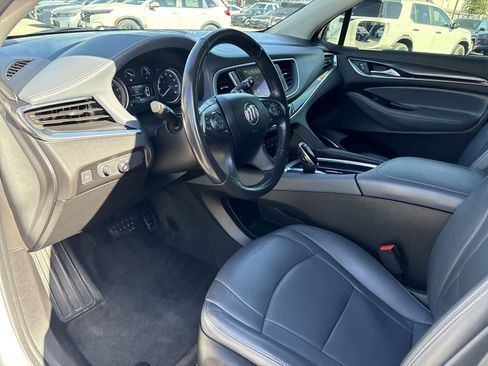 Used 2019 Buick Enclave Essence image 2