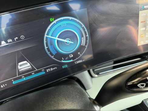 Used 2025 Hyundai Elantra Limited image 40