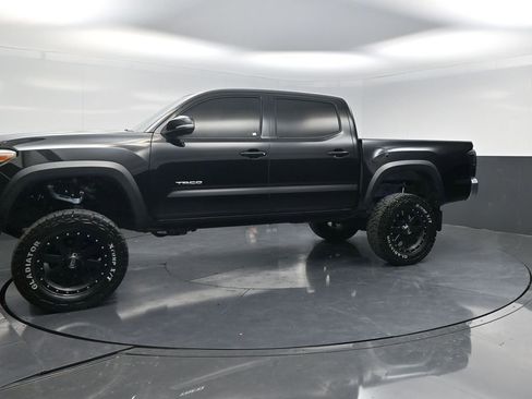 Used 2017 Toyota Tacoma TRD Off-Road w/ Tow Package (A/T) image 3