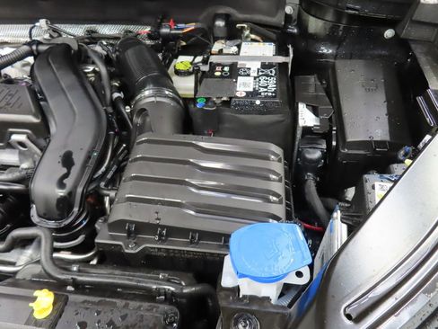 Used 2025 Volkswagen Taos SE AWD/4WD image 24