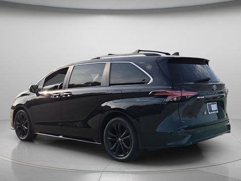Used 2022 Toyota Sienna XSE image 6