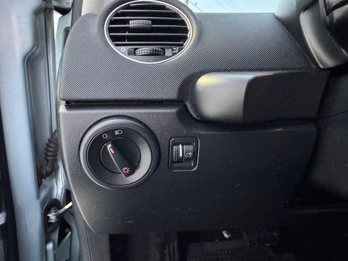 Used 2009 Volkswagen Beetle S image 32