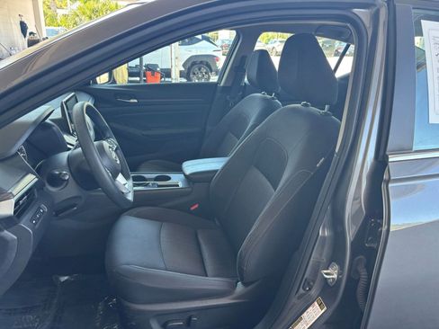 Used 2025 Nissan Altima 2.5 SV FWD image 37