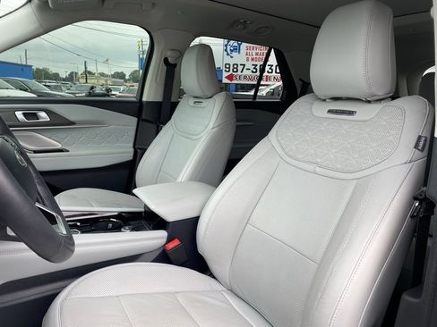 Used 2025 Ford Explorer Platinum w/ LUX Leather Package AWD/4WD image 12