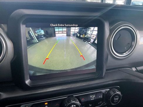 Used 2019 Jeep Wrangler Unlimited Sahara w/ Uconnect 4C Nav & Sound Group AWD/4WD image 13