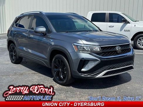 Used 2024 Volkswagen Taos SE FWD image 1