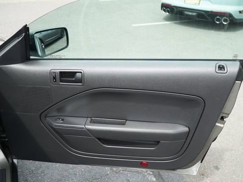 Used 2005 Ford Mustang Premium RWD image 23