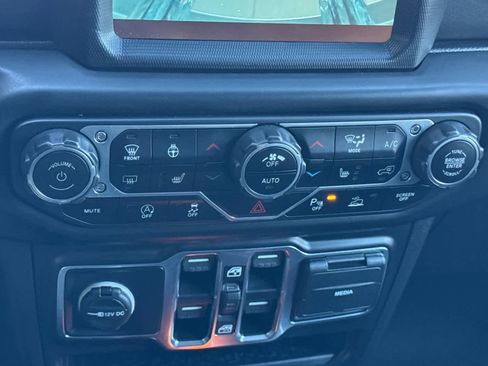 Used 2022 Jeep Wrangler Unlimited Sahara AWD/4WD image 23