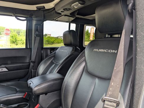 Used 2017 Jeep Wrangler Unlimited Rubicon w/ Max Tow Package AWD/4WD image 13