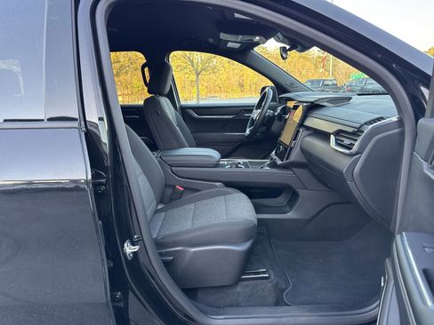 Used 2025 GMC Acadia Elevation image 33