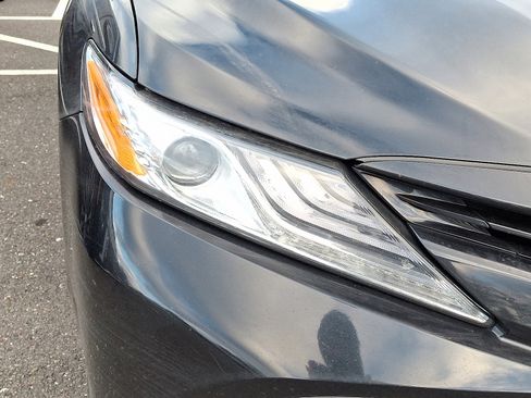 Used 2020 Toyota Camry XLE image 9