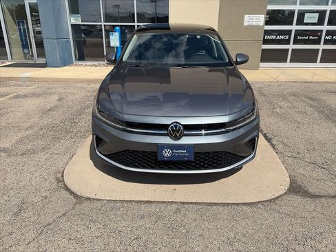 Used 2025 Volkswagen Jetta SE FWD image 4