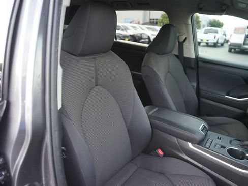 Used 2021 Toyota Highlander L FWD image 19