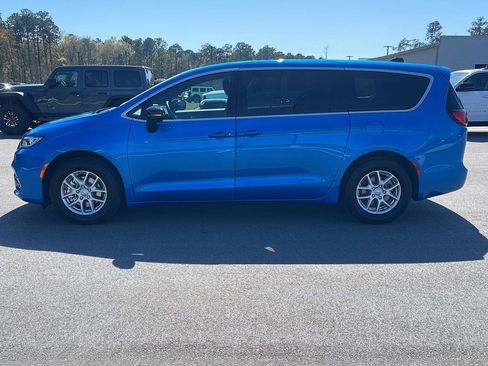 New 2026 Chrysler Pacifica Select image 4