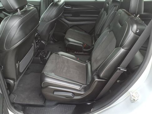 Used 2025 Jeep Grand Cherokee L Altitude AWD/4WD image 13
