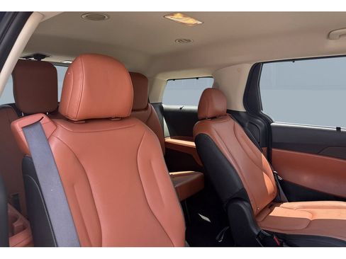 Used 2025 Kia Carnival EX FWD image 17
