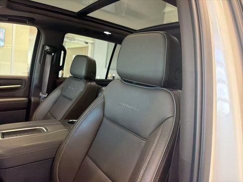 Used 2023 GMC Yukon Denali AWD/4WD image 18
