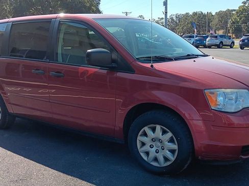 Used 2008 Chrysler Town & Country LX image 2