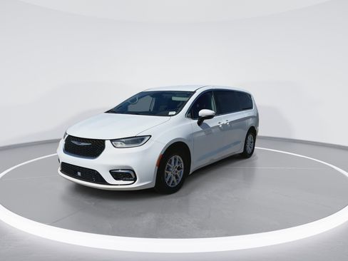 Used 2023 Chrysler Pacifica Touring-L image 5
