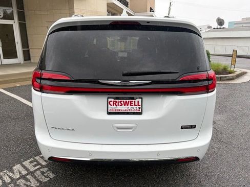 Used 2021 Chrysler Pacifica Touring-L w/ Premium & Safety Sphere Group FWD image 6