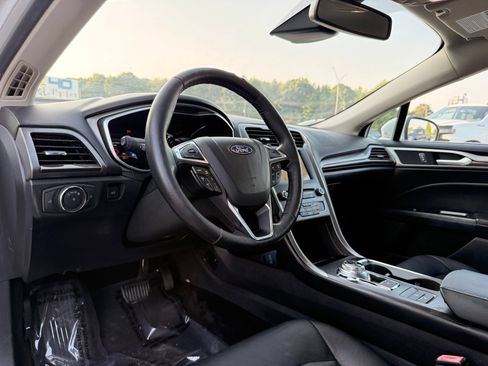 Used 2018 Ford Fusion SE w/ Equipment Group 602A FWD image 13